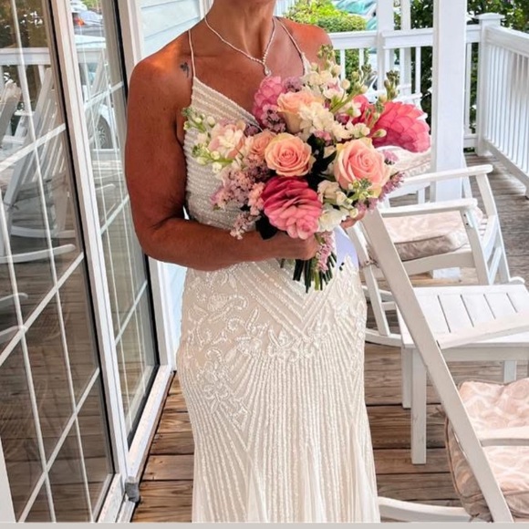 Elegant White Evening Gown - Picture 6 of 9